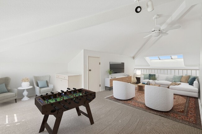 Building Photo - Villa Point Upper Unit with Loft and Golf ...