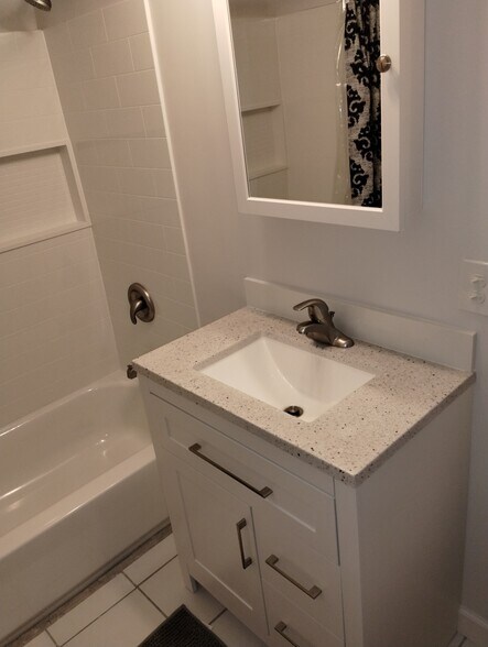 bathroom - 301 E Plainfield Rd