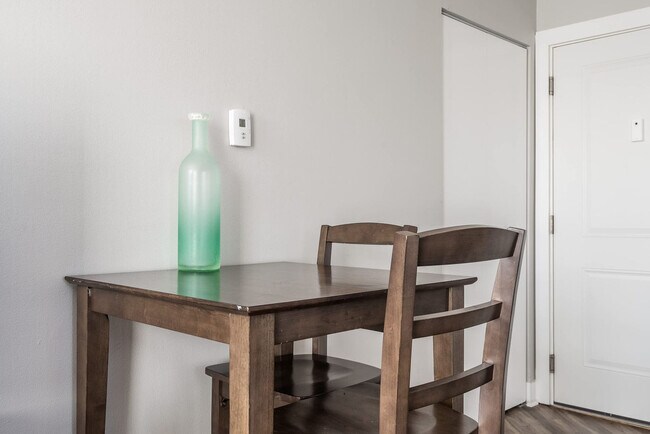 Building Photo - 615 N East St