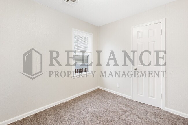 Building Photo - 726 S Bonn St