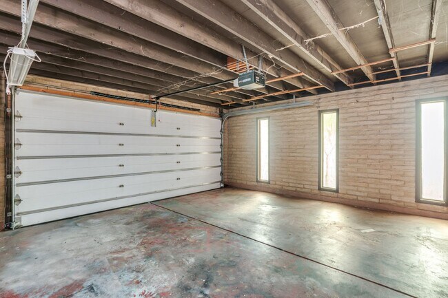 Building Photo - Great East Side Location 4 Bed/2 Bath Home