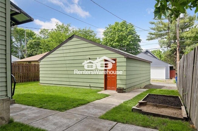 Building Photo - 1031 St Clair Ave