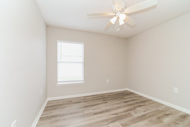 Building Photo - 2273 Brian Lakes Dr E