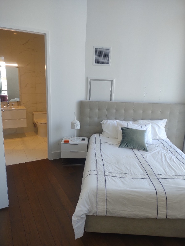 Building Photo - E. 44th St ,3rd Ave