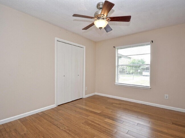 Building Photo - "Charming 3-Bedroom Retreat with 2 Baths i...