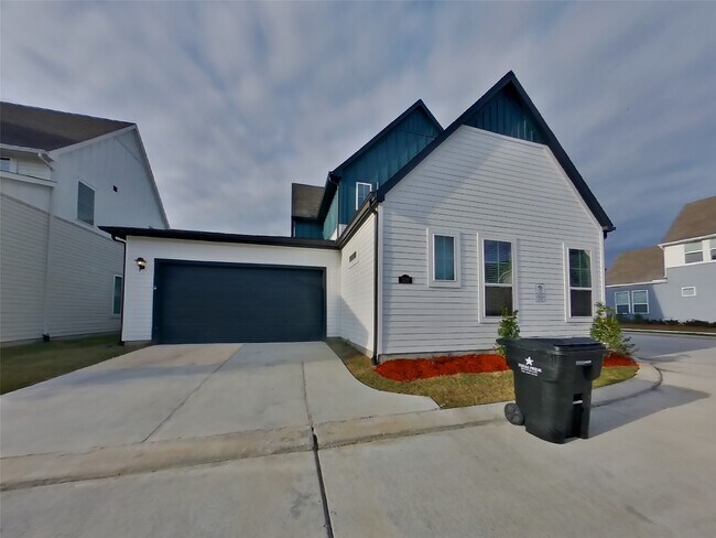 Building Photo - 9835 Willow Creek Commerce Dr