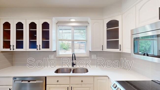 Building Photo - 3660 Brentwood Terrace