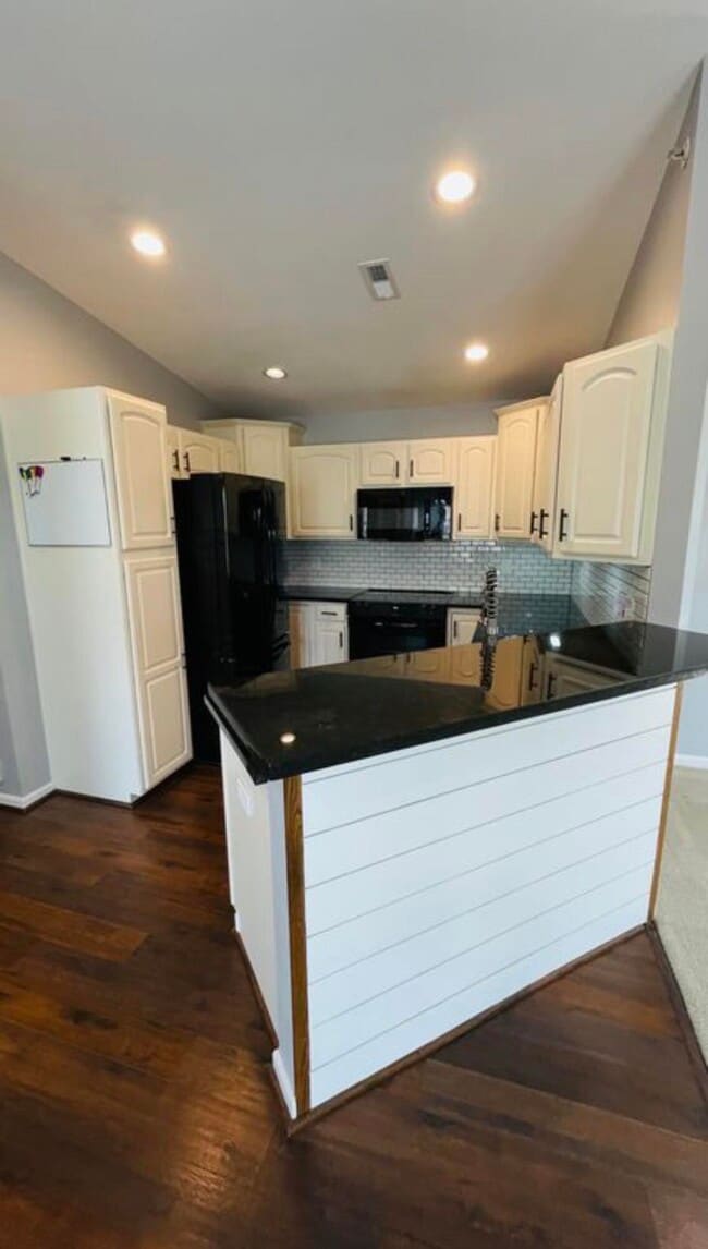 Building Photo - 422 Breezewood Ct