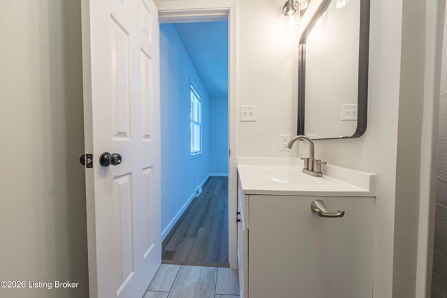 Building Photo - 309 E 6th St