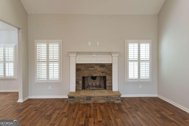 Building Photo - 214 Oakwood Dr