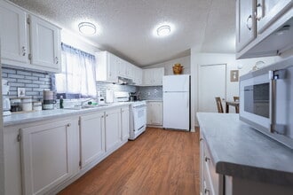 Building Photo - Modern 2-Bedroom/2 Bath Home