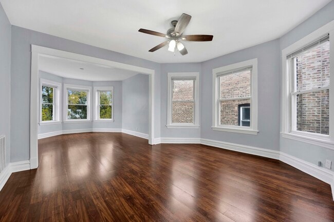 Building Photo - 5015 W Montrose Ave