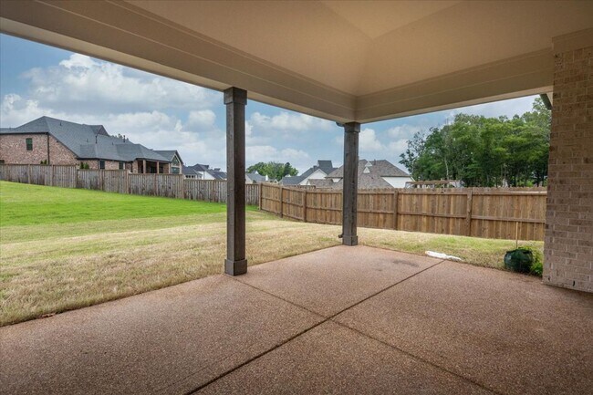Building Photo - Like New 6 BR/ 4.5 BA in Lakeland