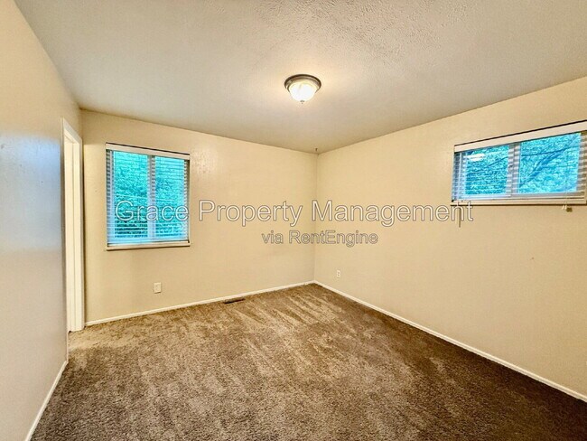 Building Photo - 1070 Iris St