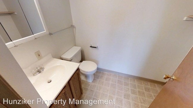 Building Photo - 211 S Sheldon Ave