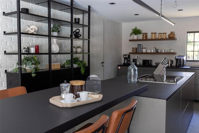 Building Photo - 2500 Bayview Dr