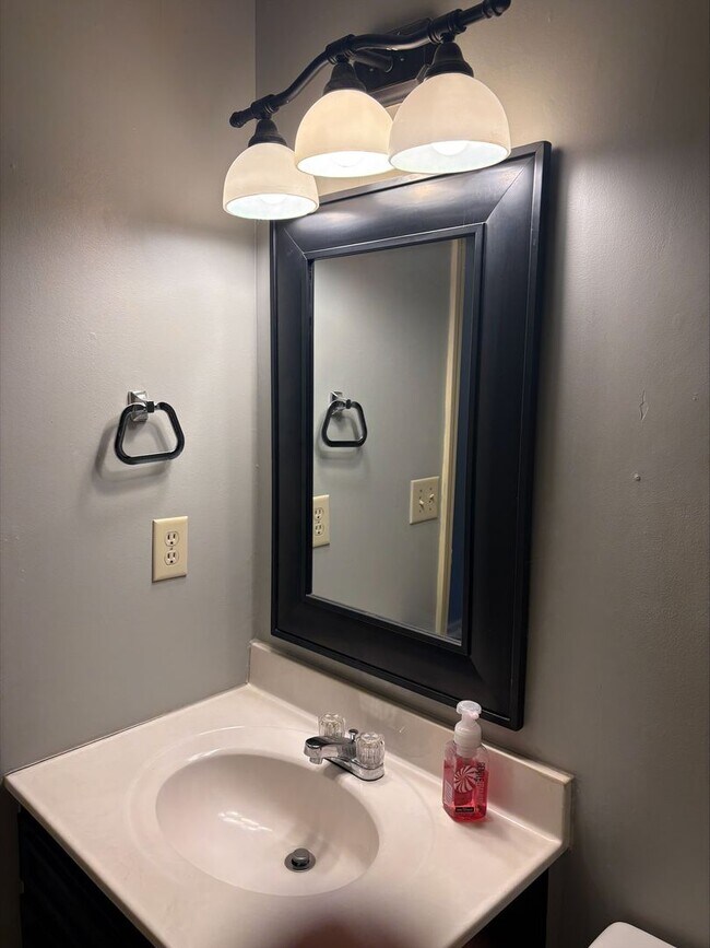 Building Photo - 2bed 2.5bath Condo Great Johnson City Location Close to ETSU