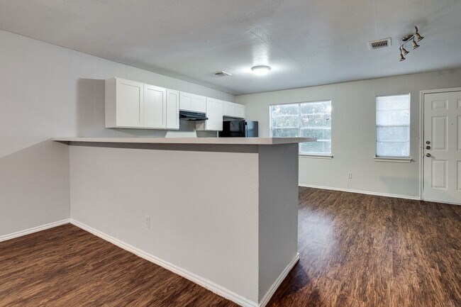 Building Photo - Uptown Townhome - 2BD / 2.5BA - Near Downt...