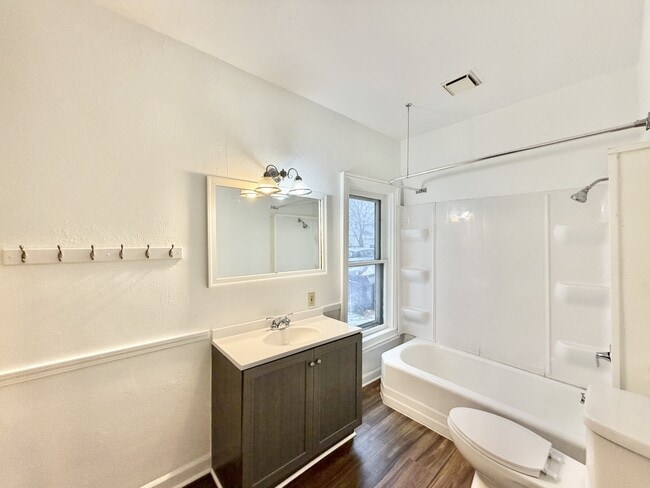 Building Photo - 426 S Jackson St