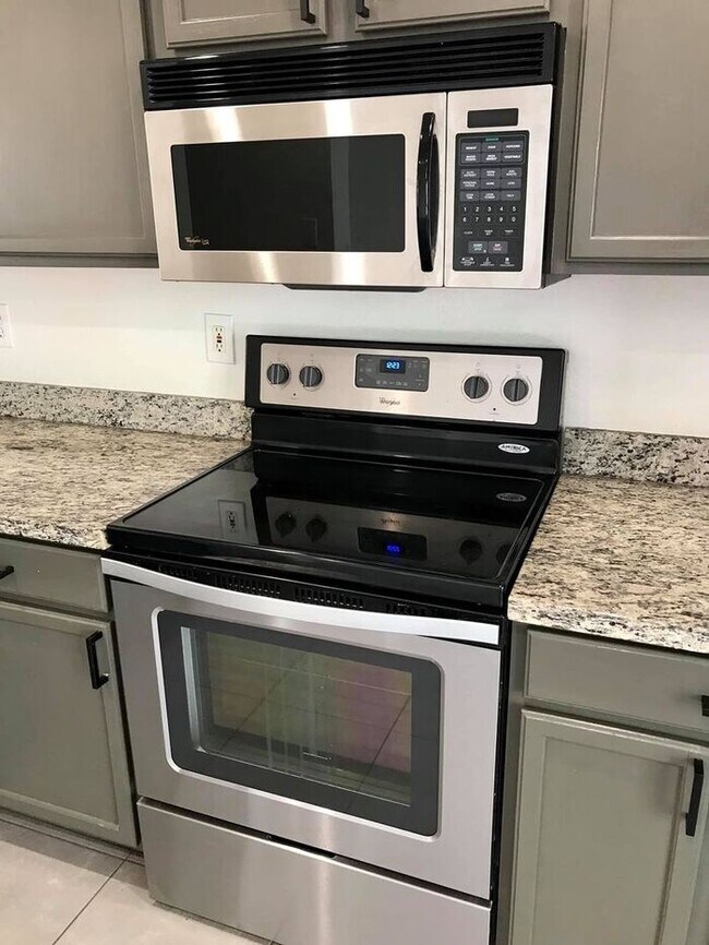 Building Photo - Spacious 3-bedroom plus den in North Phoenix