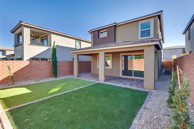 Building Photo - Single family home in ideal Summerlin location with open great room style kitchen and living area.