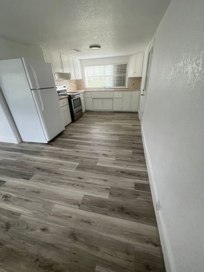 Building Photo - Newly Renovated 3/1 House with 2 car garag...