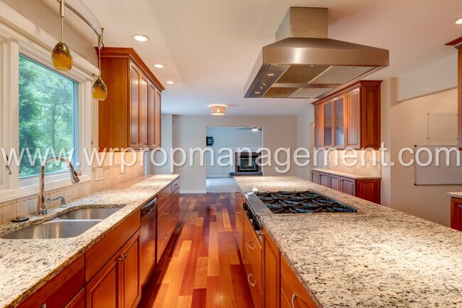 Building Photo - 4 Bed 3 Bath Home in Lambertville