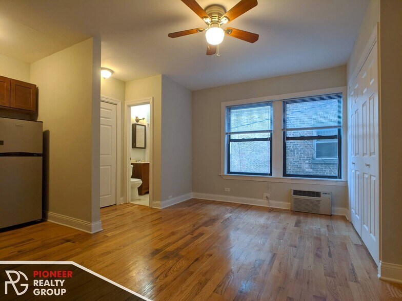 Primary Photo - 835 W Wolfram St
