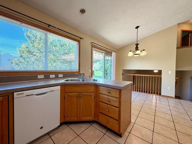 Building Photo - 5653 E Grove Dr SE