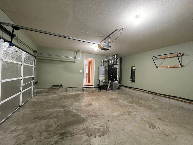 Building Photo - Bright 3 Bedroom 2.5 Bathroom House ~ Wash...