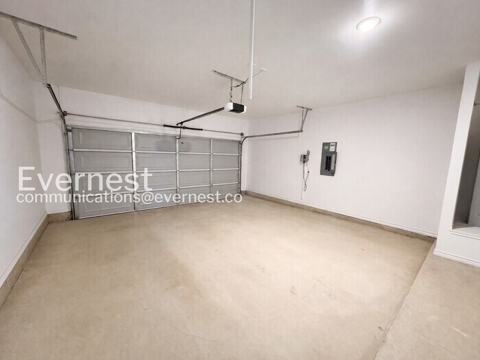 Building Photo - 726 Freedom Cir