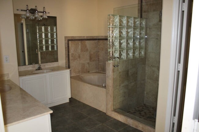 Building Photo - 353 Heather Hills Dr