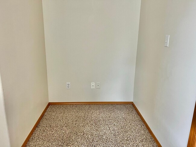 Building Photo - Excellent Location in Fishers Landing near...