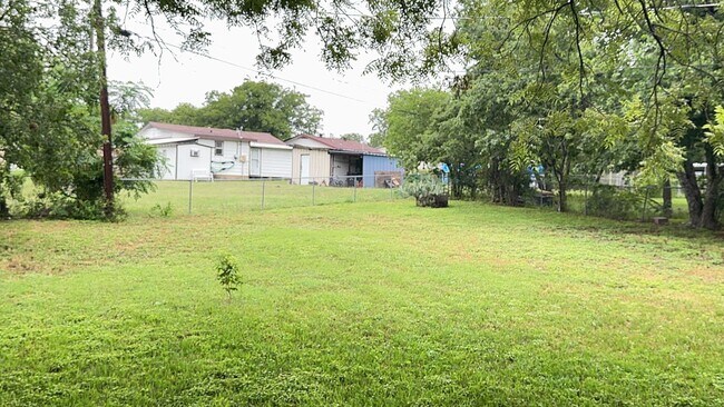 Building Photo - 3-bedroom 1-bathroom house!