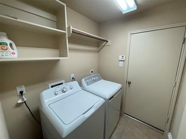Building Photo - 2115 Mooncrest Dr