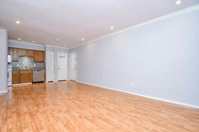 Building Photo - 2230 S Piney Point Rd