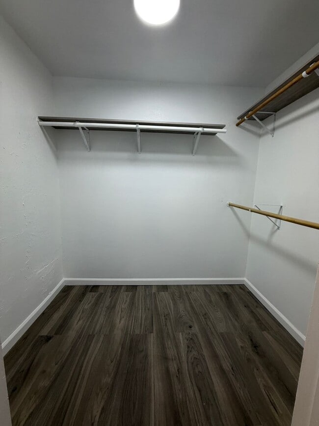 Building Photo - 14606 Riverside St