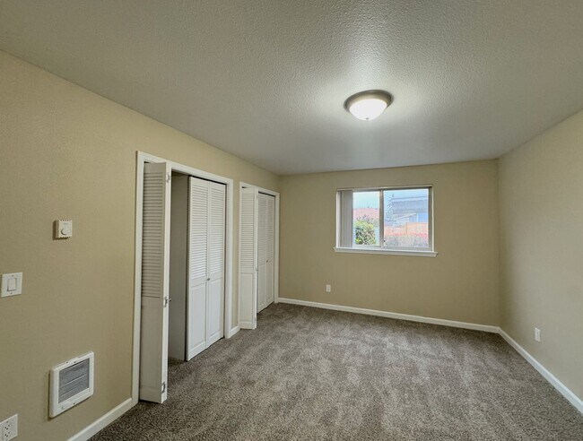 Building Photo - Lovely 2 Bedroom Condo in Hampton Village ...