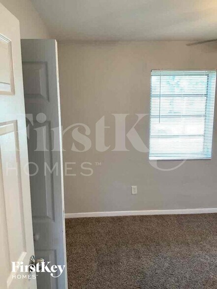 Building Photo - 1410 NE 43rd Ct