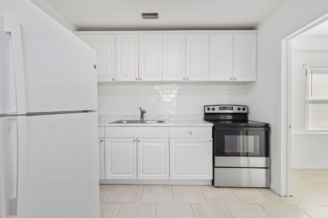 Building Photo - Home For Rent in St Pete!