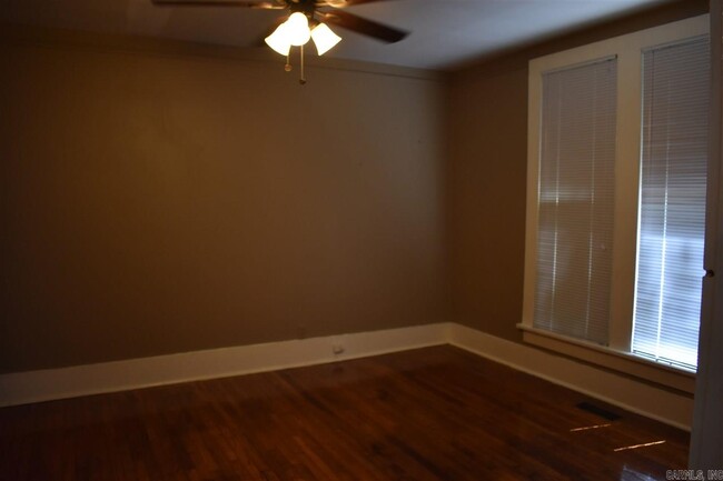 Building Photo - 801 N Van Buren St