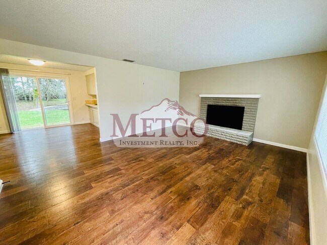 Building Photo - Beautiful 3 Bedroom Home in Eugene on Spacious Lot