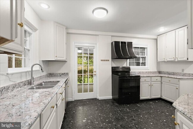 Building Photo - 2925 Kanawha St NW