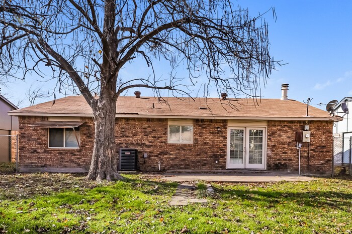 Building Photo - 404 Woodcrest Way