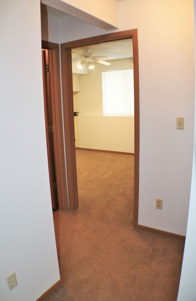 Building Photo - $1,025 | 2 Bedroom, 1 Bathroom 1st Floor C...