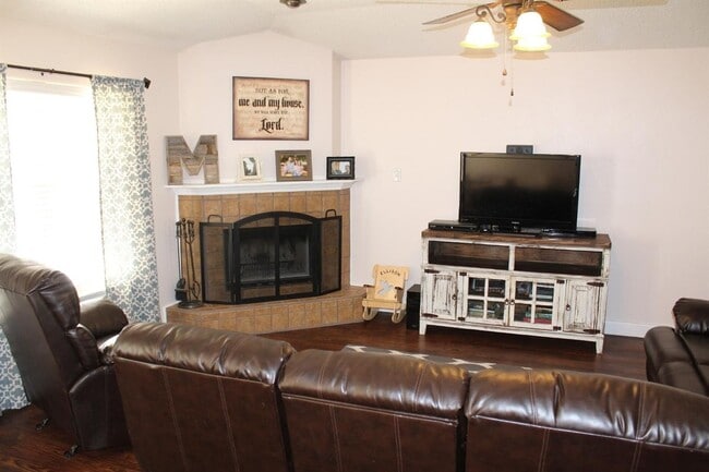 Building Photo - Available JULY 1st! Beautiful clean open concept home!