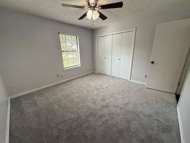 Building Photo - Gulf Breeze - Paradise Bay - 3 bedroom, 2 bathroom w/ lawn care included