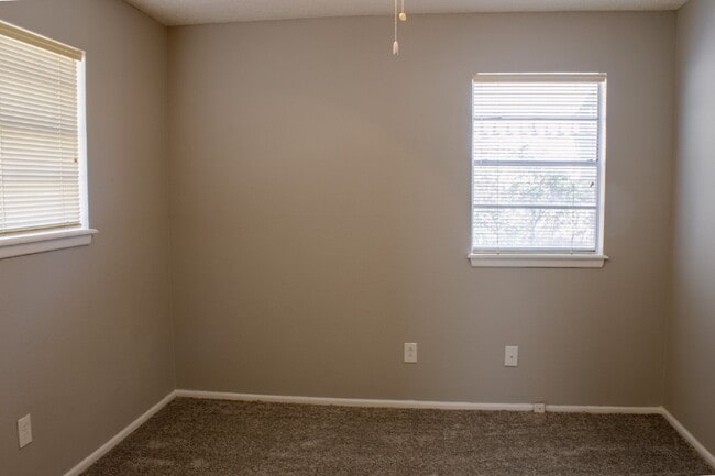 Building Photo - Cute, Clean and Central 3 bedroom 2 bathroom