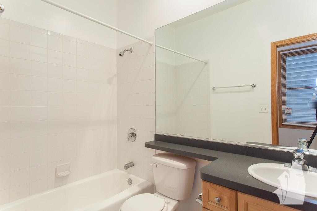 Building Photo - 1326 W Diversey Pkwy