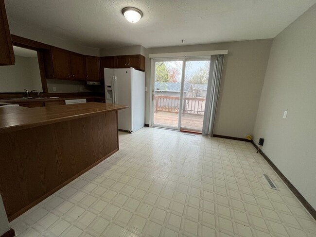 Building Photo - 4 Bed/2 Bath Rental Home with Fenced in Yard!